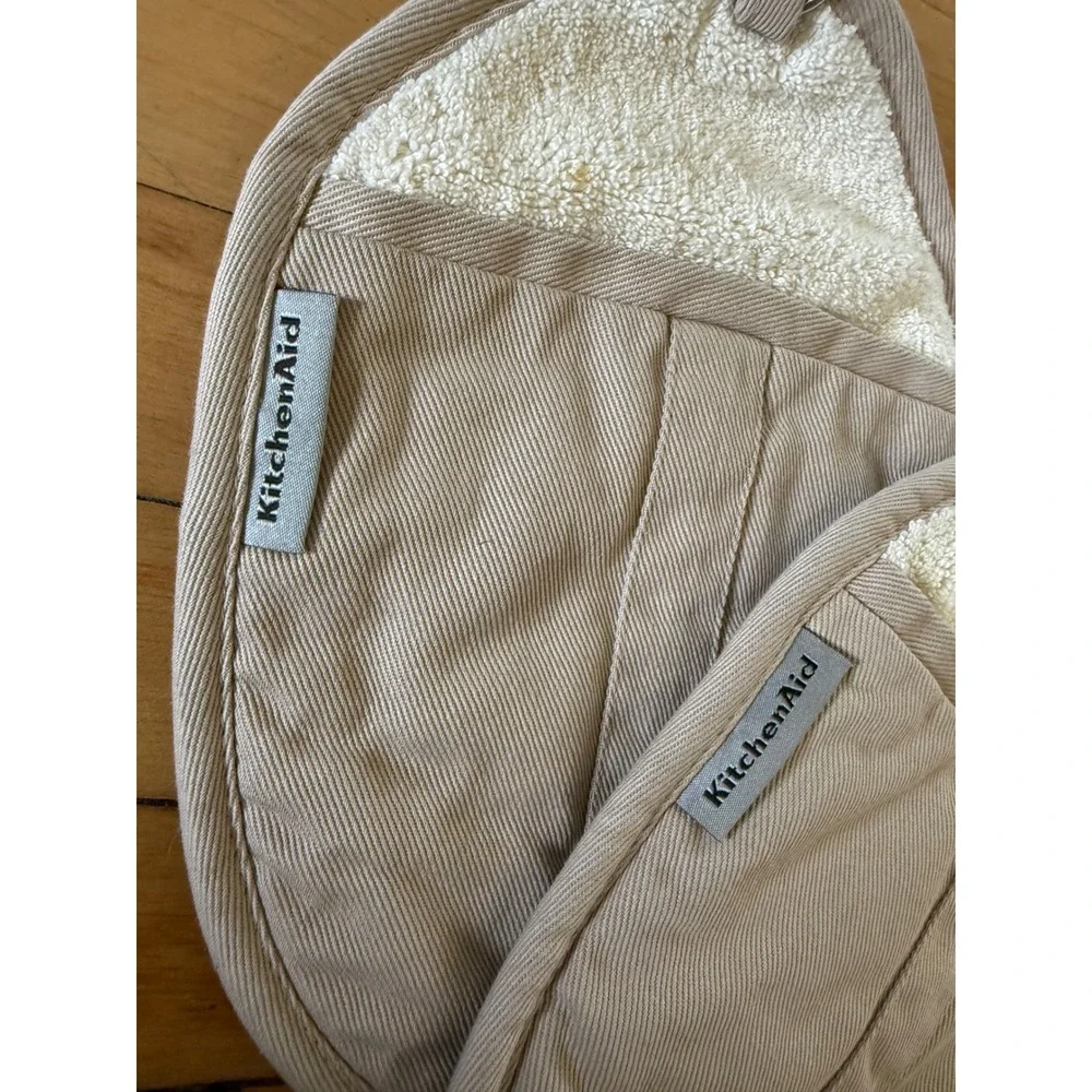 KitchenAid cream‎ oval shaped pot holders oven mitts
